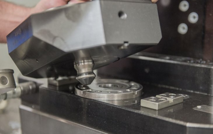 液压夹紧立柱与零点定位技术创新，AMF英世齐打造高效换装平台